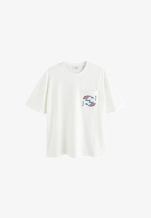 Bílé bavlněné tričko s krátkými rukávy, s kapsou a modro-červeným grafickým potiskem na kapse. Volný střih, kulatý výstřih.