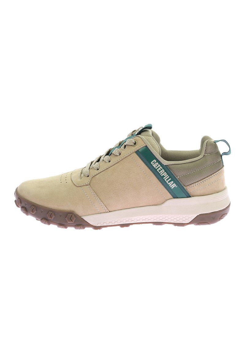 Scarpa sportiva beige con una tomaia in pelle testurizzata, accenti verdi e grigi, e una suola in gomma con motivi esagonali per una migliore aderenza.