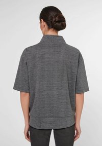 Grijs geruite top met korte mouwen en een kraag, met een gestructureerde stof, een relaxte pasvorm en een effen zoom aan de taille.