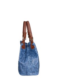 Sac à main bleu gaufré avec un motif floral, poignées en cuir marron et quincaillerie en argent. Le sac présente une forme effilée et une surface texturée.