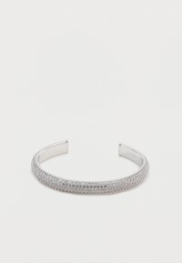 Ασημένιο βραχιόλι-μανσέτα με λείο, γυαλιστερό φινίρισμα και μία σειρά από μικρές διάφανες πέτρες κατά μήκος της επάνω άκρης. Κατασκευασμένο από ανθεκτικό μέταλλο.