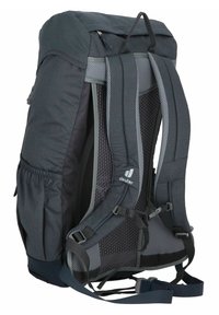 Mochila de color gris oscuro con un respaldo de malla acolchada, correas ajustables, bolsillos laterales y un mango superior. Presenta un logo en el lateral.