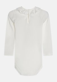Weißer Body mit langen Ärmeln und Rüschensaum, ausgestattet mit einer Schlüsselloch-Rückenverschluss und aus weichem Baumwollmaterial.