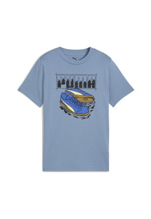 T-shirt en coton bleu clair avec une illustration de baskets bleues et dorées, accompagnée du mot "PUMA" dans un style graphique audacieux au-dessus.