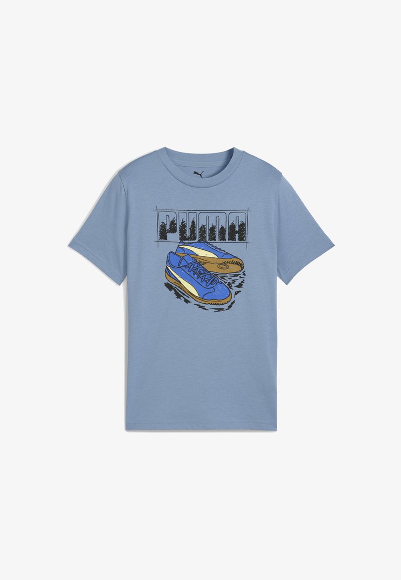 Šviesiai mėlynas medvilninis marškinėliai su mėlynų ir auksinių sportinių batelių iliustracija, virš kurios boldiniu grafikos stiliumi parašyta "PUMA".