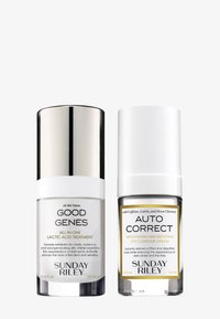 Deux flacons de soins pour la peau de Sunday Riley : le traitement à l'acide lactique Good Genes et la crème contour des yeux Auto Correct, chacun de 15 mL avec des bouchons blancs.