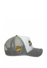 Grau-weiße Kappe mit Netzrücken, mit gesticktem Logo der Los Angeles Lakers und einem Basketballdesign auf der Vorderseite.
