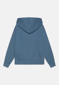 Sudadera azul con capucha, tela suave, mangas largas, bolsillo tipo canguro, puños y dobladillo acanalados, diseño minimalista, sin marca visible, corte estándar.