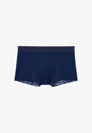 Marineblauwe kanten boxershorts met een effen tailleband voorzien van subtiele reliëfbranding. Het materiaal heeft een bloemenpatroon en een semi-transparante uitstraling.