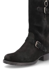 Botte noire en suede, hauteur genou, avec un bout arrondi, détail de boucle sur le côté et finition texturée, dotée d'un talon bas empilé et d'une semelle durable.