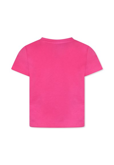T-shirt à manches courtes rose vif en coton avec un col rond. Design simple sans motifs ni accents, avec une texture lisse.