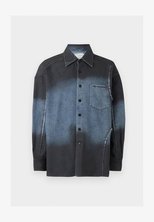 Košile s dlouhým rukávem na knoflíky s barevným přechodem od černé po denim modrou, náprsní kapsa s viditelnou štítkem a odkrytými švy.