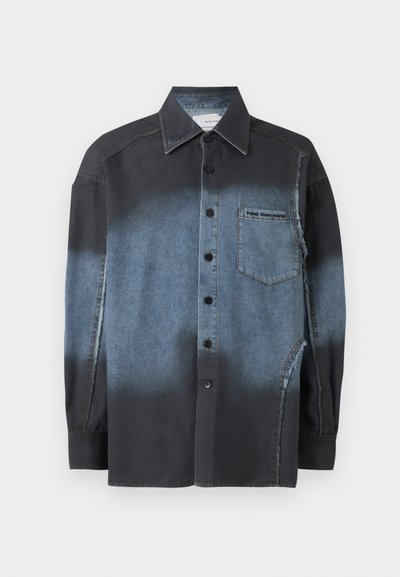 Πουκάμισο με μακριά μανίκια και κουμπιά, με βαθμιαία χρωματική μετάβαση από μαύρο σε τζιν μπλε, τσέπη στο στήθος με ορατή ετικέτα και εμφανείς ραφές.
