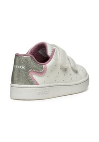 Białe sneakersy o teksturowanej powierzchni, z różowymi akcentami i błyszczącym srebrnym obcasem. Wyposażone w paski na rzepy oraz perforowane boki dla lepszej wentylacji.