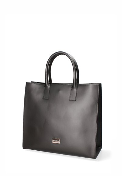 Borsa tote in pelle nera con finitura liscia, due manici tondeggianti, forma rettangolare, cuciture sottili e un piccolo accento di logo metallico.