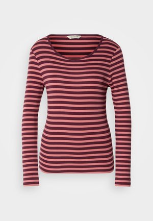 Langermet topp med veksling mellom mørk rosa og lys rosa striper, rund halslinning og en slim fit design. Stoffet ser glatt og elastisk ut.