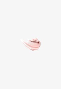 Un échantillon de crème cosmétique lisse, crémeux, de couleur rose clair avec une texture brillante, présentant des ridges subtils et un bord effilé, sur un fond blanc.