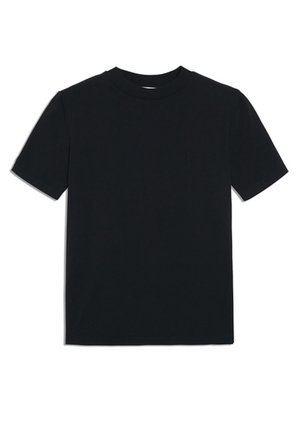 Jednoduché černé tričko s krátkými rukávy a kulatým výstřihem, položeno na bílem pozadí.