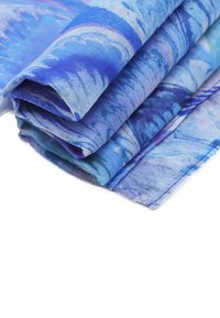 Sciarpa blu con motivo, caratterizzata da una combinazione di tonalità chiare e scure in un tessuto morbido e texturizzato. Piegata, mostra colori e motivi dettagliati.