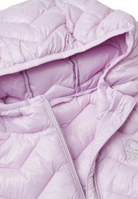 Lavendelfarbene Pufferjacke mit Reißverschluss, strukturiertem Steppmuster und kleinem Logo auf der Vorderseite. Weiches und leichtes Material.