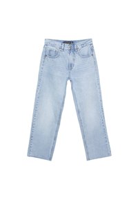 Jeans de mezclilla azul claro con un diseño de pierna recta, bolsillos frontales y cierre de cremallera. Textura ligeramente desvaída y costuras minimalistas.