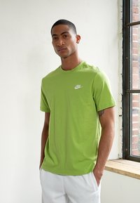 Nike Sportswear CLUB TEE - Navadna majica - vivid green