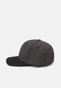 Gorra de béisbol con tejido estampado en negro y gris que presenta un diseño de logotipo repetido, visera negra y forma de gorra tradicional.