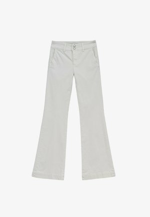 Pantalones de campana en color crema fabricados en algodón, con dos bolsillos frontales y una cinturilla con botones que cuenta con dos botones.