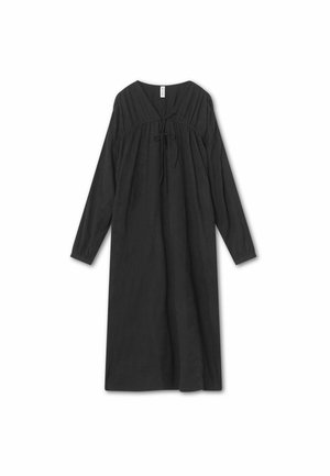 Must musta, pika varrukatega kleit V-kaelusega ja nöördetailidega kaeluses. Valmistatud kerge materjali, omab lõdva ja voolava siluetti.
