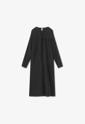 Must musta, pika varrukatega kleit V-kaelusega ja nöördetailidega kaeluses. Valmistatud kerge materjali, omab lõdva ja voolava siluetti.
