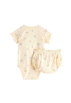 Kremfarvet babybody og matchende bloomersæt med små lilla blomsterprint og flæsekant.