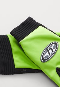 Neon grønne handsker med sorte ribbede manchetter og en logo patch. Blød tekstur med sorte accenter og stjernemønstrede greb på håndfladen.