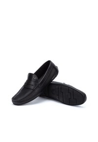 Mocasines de cuero negro con parte superior texturizada, que presentan una banda de acento elevada y detalles de costura. Suela de goma con patrón de tracción.