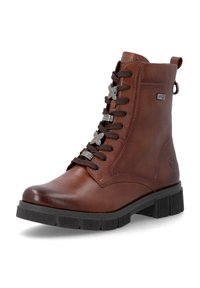 Bottine en cuir marron avec semelle en caoutchouc noire, lacets marron décorés de breloques argentées en forme d'étoile et de rectangle.