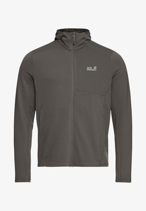 Giacca grigia con cerniera e finitura testurizzata, colletto alto e tasca sul petto. Presenta un logo sul lato superiore sinistro e maniche aderenti.