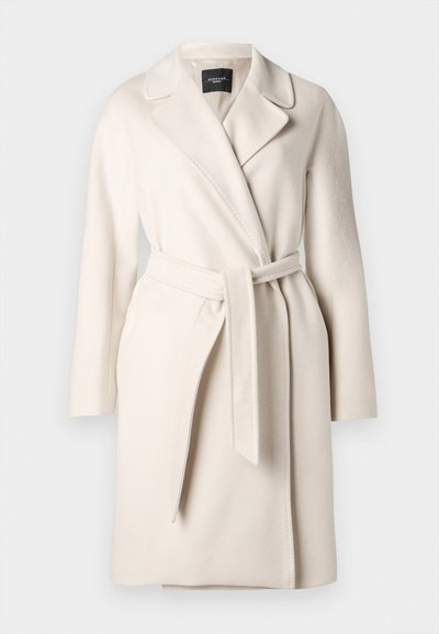 Manteau en laine beige avec un col à revers, des manches longues et une ceinture nouée à la taille. Présente une texture lisse et une silhouette droite.