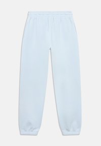 Ανοιχτό μπλε φόρμα με ελαστική μέση και μανσέτες, με πλαϊνές τσέπες, τοποθετημένη επίπεδη σε λευκό φόντο.