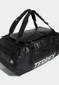 Crna torba za teret izrađena od izdržljivog materijala, s čvrstim ručkama, podesivim trakama i istaknutim logotipom "TERREX". Kapacitet: 70L.