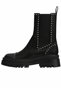 Bottes noires à la cheville avec une semelle épaisse, dotées d'une surface extérieure en cuir lisse, de panneaux latéraux élastiques et de clous argentés le long des coutures.