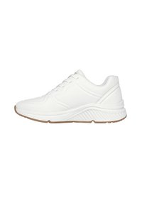 Scarpa da atletica bianca con parte superiore in sintetico testurizzato, design con lacci, suola ammortizzata e suola in gomma con un motivo a onda sottile.