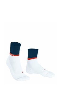 Calze sportive bianche con un bordo a coste blu navy, dotate di una fascia accentuata rossa e un logo. Progettate per comfort e durata.