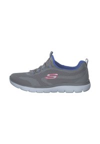 Basket de sport Skechers grises et bleues avec logo rose et semelle blanche, vue latérale, tige en mesh légère et col rembourré.