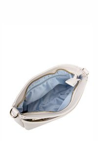Borsa crossbody bianca in pelle con un esterno testurizzato, zip dorata e rivestimento interno in tessuto azzurro. Design compatto e strutturato.