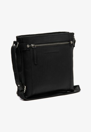 Zwarte leren crossbody tas met een ritsvak aan de voorkant, verstelbare schouderband en reliëf logo detail. Gladde textuur met minimale hardware.