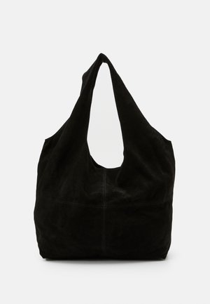 Czarna zamszowa torba hobo o dużym, miękkim korpusie i pojedynczym szerokim pasku. Charakteryzuje się bezszwowym designem i subtelnym przeszyciem u podstawy.