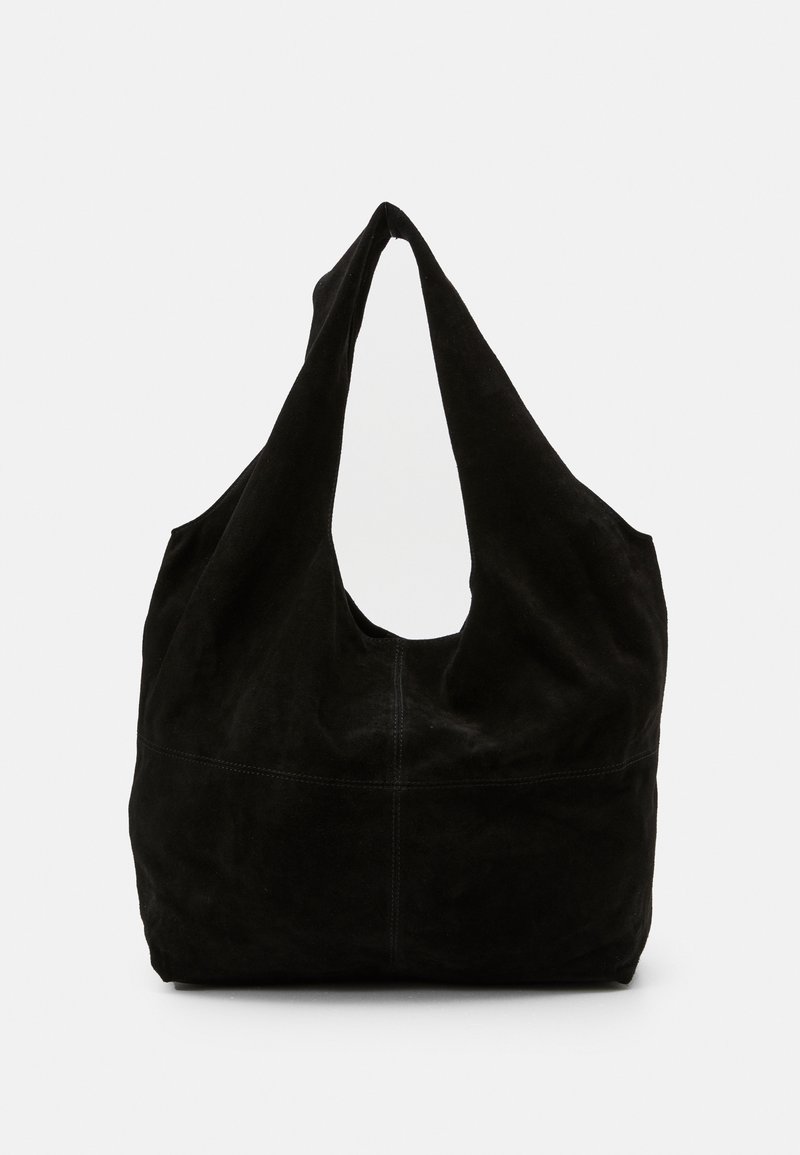 Czarna zamszowa torba hobo o dużym, miękkim korpusie i pojedynczym szerokim pasku. Charakteryzuje się bezszwowym designem i subtelnym przeszyciem u podstawy.