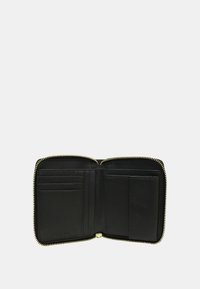 Portafoglio in pelle nera con apertura a zip, dotato di numerosi scomparti per carte e comparti, texture liscia e hardware della zip in tonalità oro.