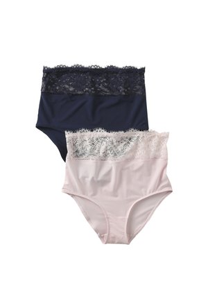 Zwei Paare Damenunterwäsche mit hoher Taille und floraler Spitzenverzierung, eines marineblau und eines hellrosa, auf weißem Hintergrund präsentiert.