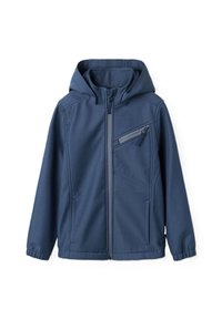 Giacca softshell blu navy con zip frontale, cappuccio regolabile e tasca con zip sul petto sinistro; presenta polsini elastici e tasche laterali.