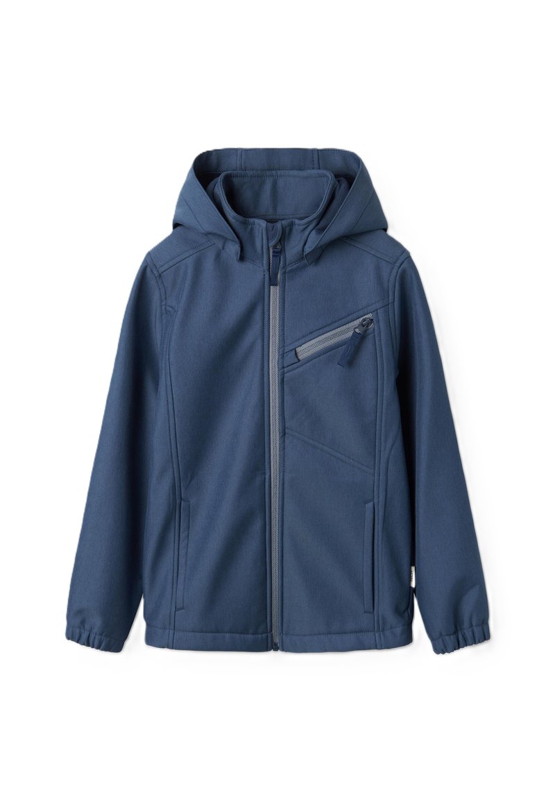 Giacca softshell blu navy con zip frontale, cappuccio regolabile e tasca con zip sul petto sinistro; presenta polsini elastici e tasche laterali.